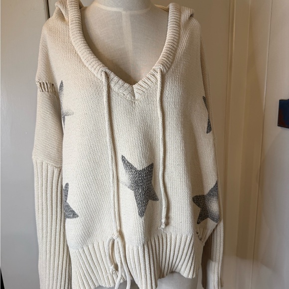 POL Sweaters - POL Cream V-Neck Sweater with Gray Stars and Hood Sz L